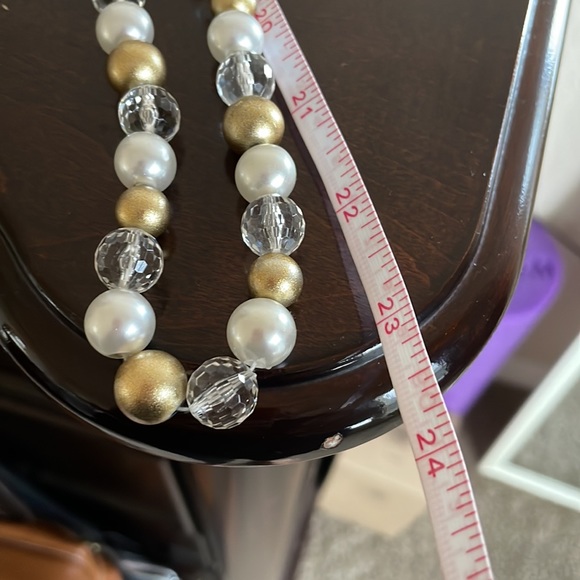 Beautiful gold and white necklace - Picture 2 of 3